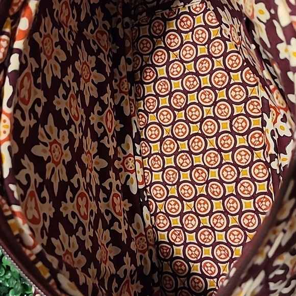 EUC, Retired Vera Bradley Burgandy Medallion Hobo Med Handbag - Picture 4 of 8